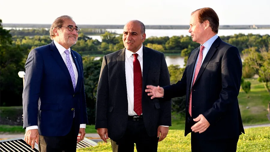 El embajador argentino en Estados Unidos, Jorge Argüello; el jefe de Gabinete de Ministros de la Nación, Juan Manzur; y el gobernador Gustavo Bordet.