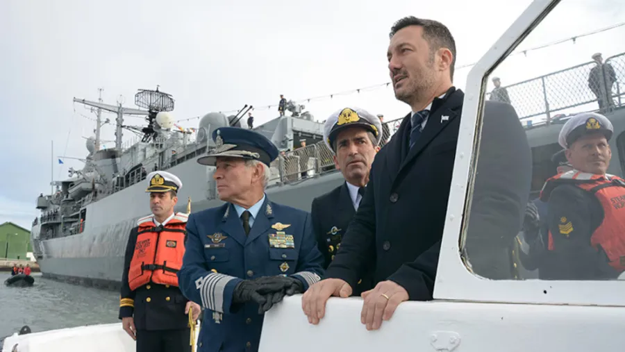 El ministro de Defensa, Luis Petri, junto al vicealmirante Carlos María Allievi, jefe de la Armada. El ministro de Defensa, Luis Petri, junto al vicealmirante Carlos María Allievi, jefe de la Armada.