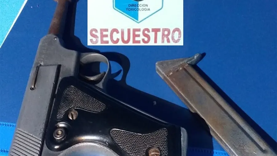 Como resultado de los allanamientos se secuestró un arma, cocaína y marihuana, entre otros elementos vinculados con el narcomenudeo.