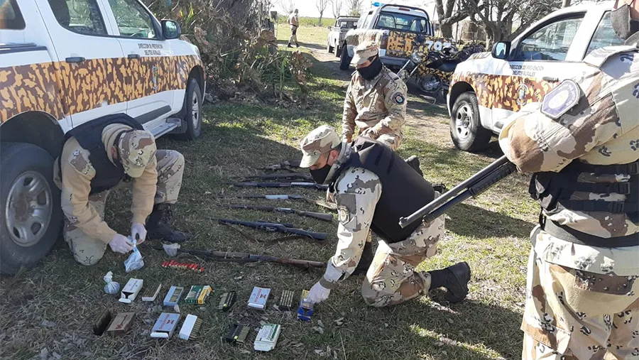 Los allanamientos permitieron secuestrar once armas de fuego, silenciadores, equipo de comunicación y cartuchería varias.