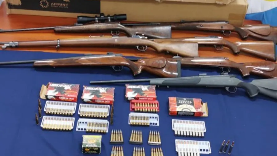 Los policías involucrados en la banda que vendía armas y municiones fueron detenidos y pasados a disponibilidad