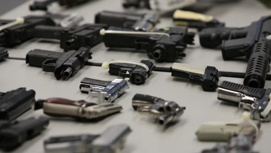 En junio pasado, se realizó el Operativo de Desarme en Entre Ríos. Un total de 276 armas y 5.470 municiones fueron entregadas voluntariamente en Concepción del Uruguay y Paraná. En junio pasado, se realizó el Operativo de Desarme en Entre Ríos. Un total de 276 armas y 5.470 municiones fueron entregadas voluntariamente en Concepción del Uruguay y Paraná.