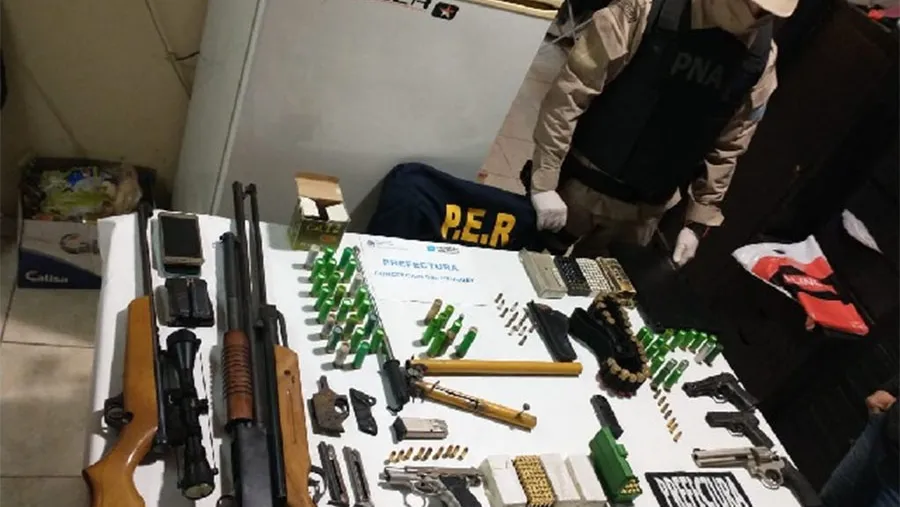 Además de las armas, se detuvieron a dos personas de 27 y 39 años.