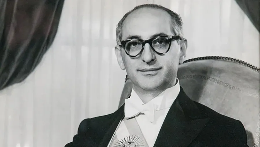 Arturo Frondizi, fue presidente de la Argentina desde 1958 hasta su destitución por los militares en 1962. Arturo Frondizi, fue presidente de la Argentina desde 1958 hasta su destitución por los militares en 1962.