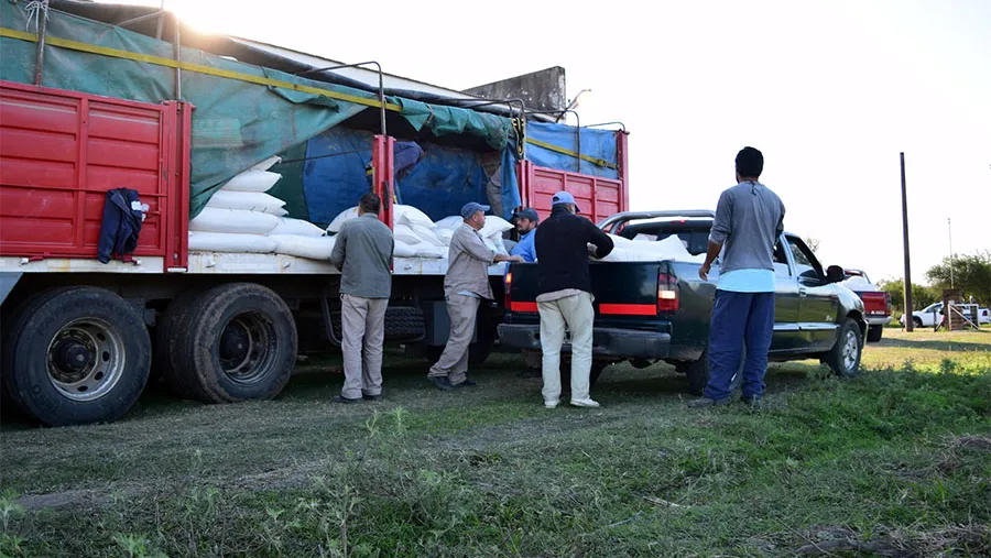 El gobierno entrerriano asiste a productores del Norte provincial con alimentos para el ganado. El gobierno entrerriano asiste a productores del Norte provincial con alimentos para el ganado.