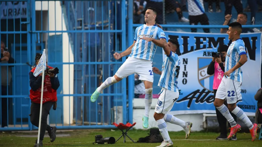 Atlético Tucumán revirtió el resultado ante Lanús y consiguió su primer triunfo