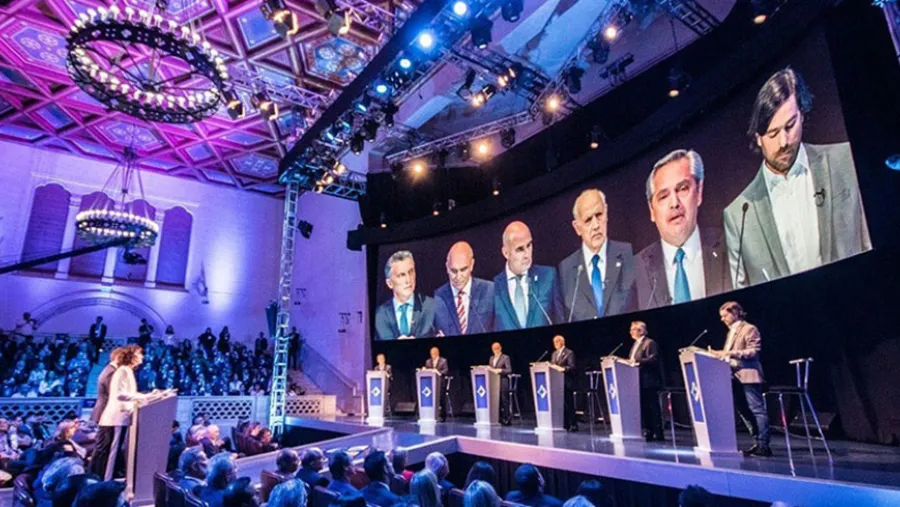 En el Paraninfo de la Universidad Nacional del Litoral de la ciudad de Santa Fe, se realizó el primer debate presidencial de cara al 27 de octubre. La próxima cita será el domingo 20 a las 21 en la Facultad de Derecho de la UBA.