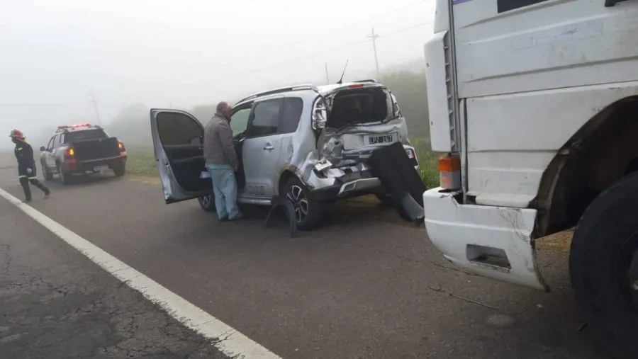 Un camión chocó de atrás a un auto en Autovía 14