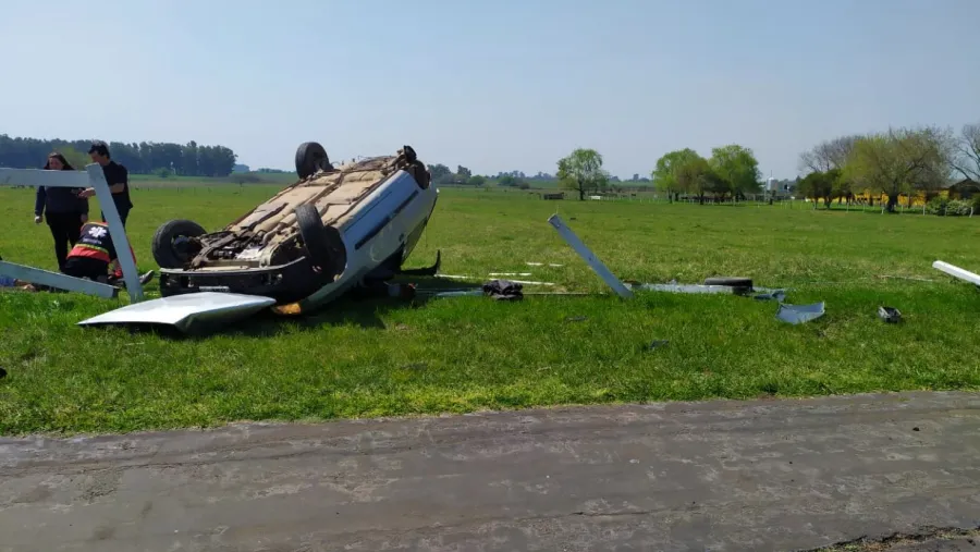 Una automovilista perdió el control del vehículo y terminó volcando en ruta 130