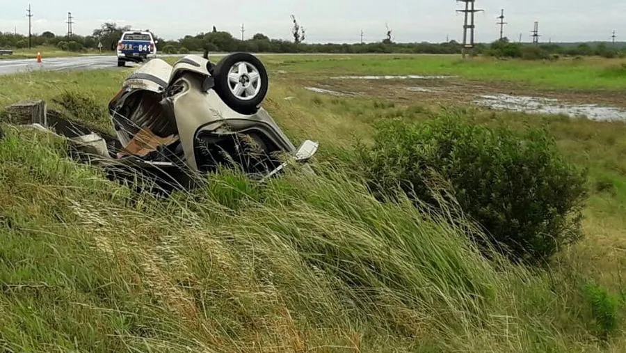 Dos oficiales de Policía resultaron ilesos tras el vuelco del auto Dos oficiales de Policía resultaron ilesos tras el vuelco del auto