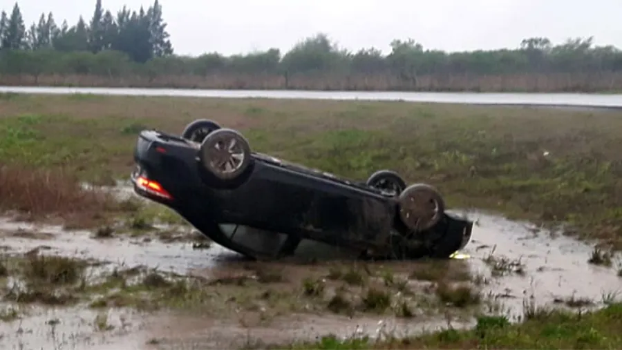 auto volcado ruta 18 San Salvador