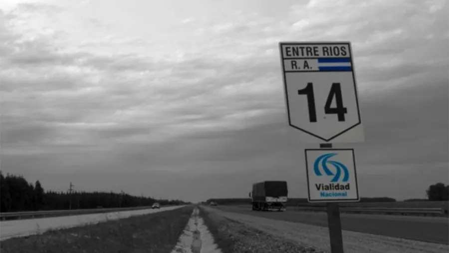 La trama vial está deteriorada. La inseguridad en el tránsito es lo que prevalece. El estado de las autovías y autopista es un reflejo de la decadente inoperancia. La trama vial está deteriorada. La inseguridad en el tránsito es lo que prevalece. El estado de las autovías y autopista es un reflejo de la decadente inoperancia.