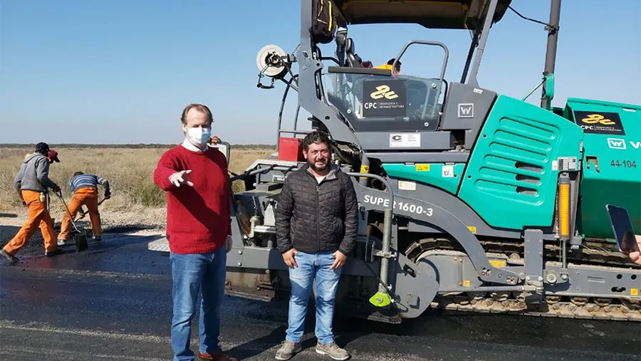El gobernador Gustavo Bordet recorrió uno de los tramos de la autovía Paraná-Concordia y conversó con los trabajadores.