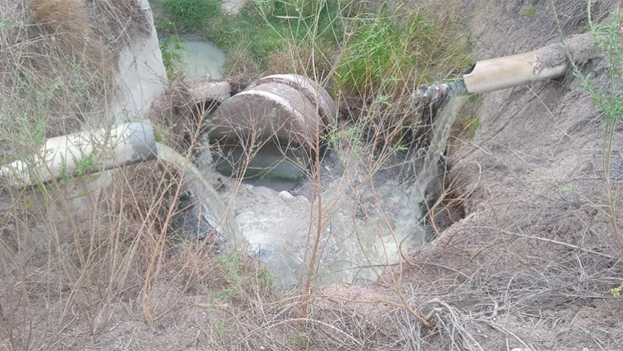 Vecinos de Colonia Avellaneda denunciaron también a la Municipalidad porque vuelca las aguas servidas sin tratamiento al arroyo Los Zorzales. Vecinos de Colonia Avellaneda denunciaron también a la Municipalidad porque vuelca las aguas servidas sin tratamiento al arroyo Los Zorzales.