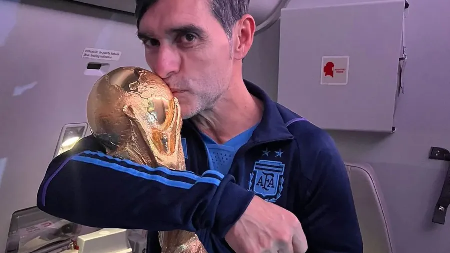 De regreso y con la Copa, Roberto Ayala envió “un abrazo para todos los paranaenses”