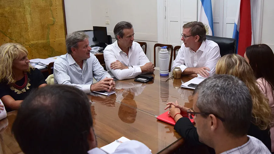 El ministro de Producción, Turismo y Desarrollo Económico, Juan José Bahillo analizó con el intendente de Paraná, Adán Bahl y otros funcionarios el desarrollo de la industria del software en la capital provincial. El ministro de Producción, Turismo y Desarrollo Económico, Juan José Bahillo analizó con el intendente de Paraná, Adán Bahl y otros funcionarios el desarrollo de la industria del software en la capital provincial.