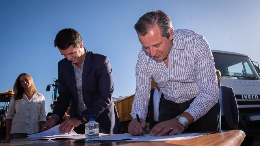 Bahl y Cresto firmaron convenio de obra cloacal