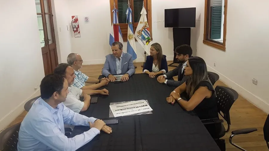 Bahl junto a funcionarios municipales y dirigentes de la DAIA