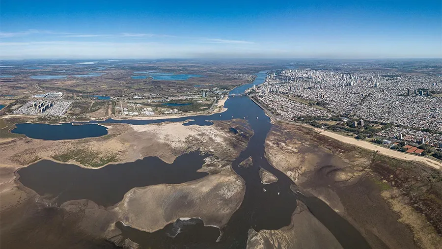La bajante del río Paraná se prolongará hasta mediados del otoño. Imagen de archivo de la bajante sobre la ciudad de Santa Fe.
