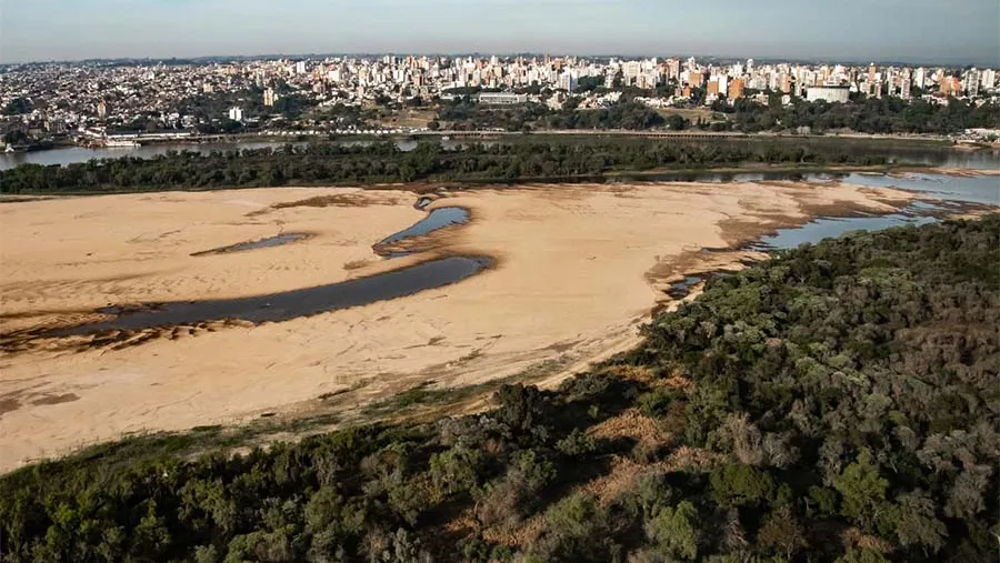Imagen de archivo de la histórica bajante del río Paraná. Una imagen que no se puede minimizar ni olvidar.