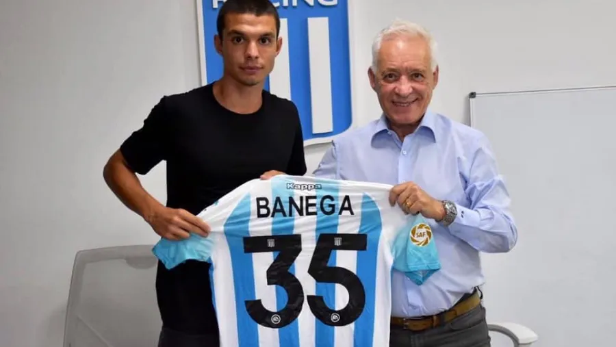 Fútbol: el entrerriano Tiago Banega firmó su primer contrato con Racing
