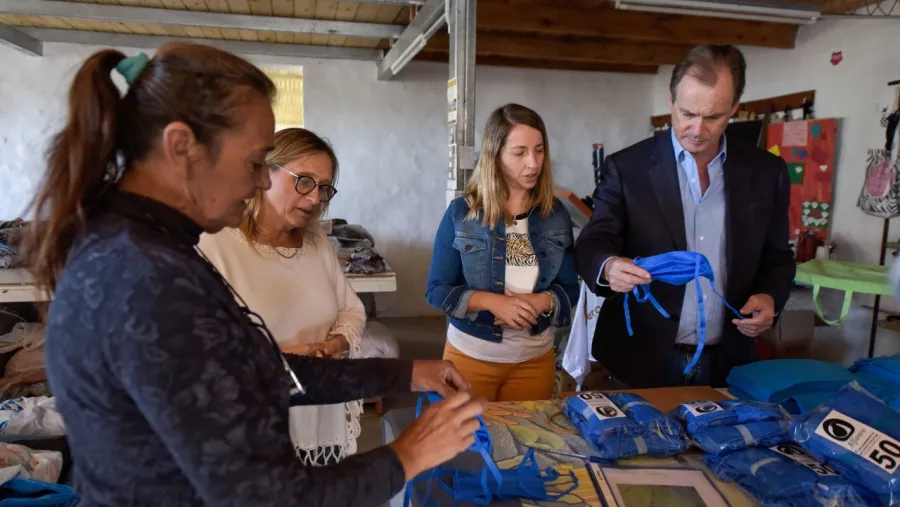 Bordet visitó una cooperativa de trabajo textil entrerriana que fabrica barbijos