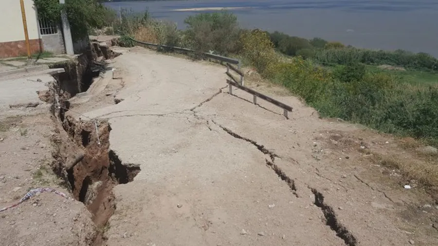 La falla en las barrancas de Diamante sigue preocupando a las autoridades y vecinos.