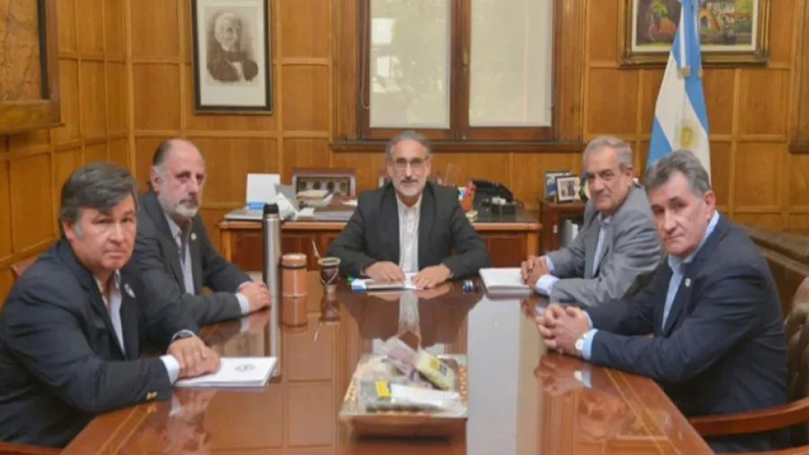 Luis Basterra con dirigentes de la Mesa de Enlace