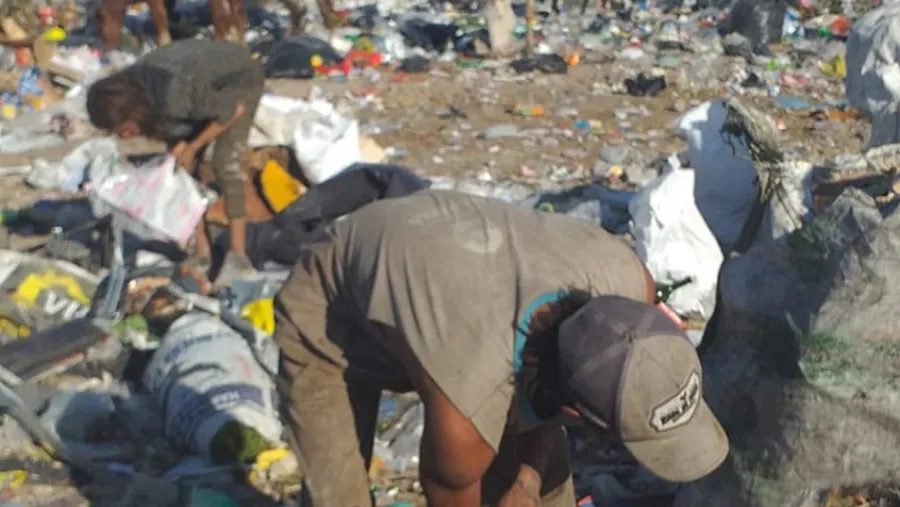 Realidad hiriente. La situación social golpea duro al interior de las familias y muchos deben buscar su sustento en los desperdicios acumulados en los basurales.