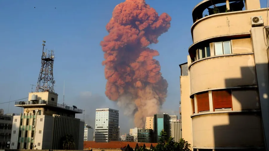 Al menos 73 muertos y 3700 heridos por una fuerte explosión en Beirut Al menos 73 muertos y 3700 heridos por una fuerte explosión en Beirut