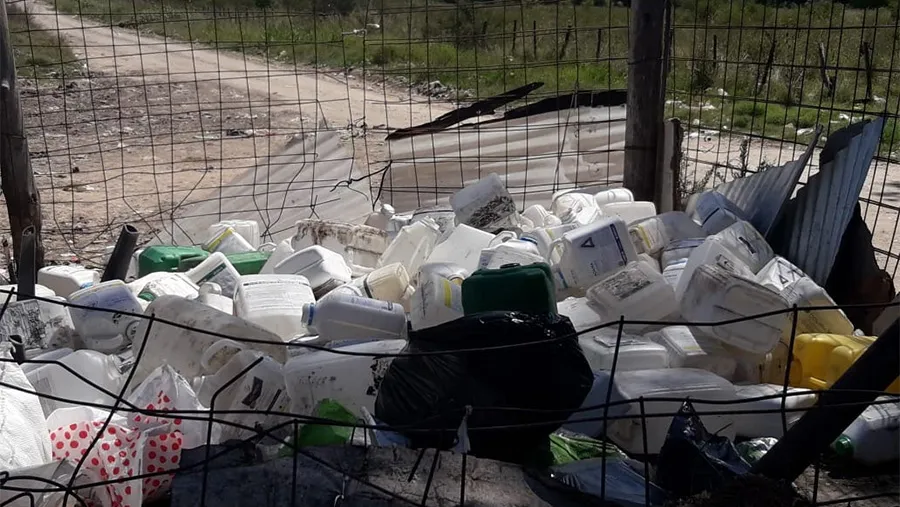 Desconocidos arrojaron unos cien envases de agrotóxicos en el ingreso al basural de Pueblo General Belgrano. La denuncia se radicó en la Fiscalía y se espera que la Municipalidad aporte las filmaciones de las cámaras de video vigilancia para dar con los responsables.