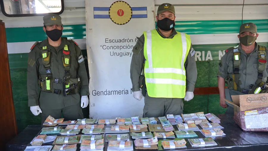 Gendarmería decomisó un total de 1.882.418 pesos por presunto tráfico de divisas.