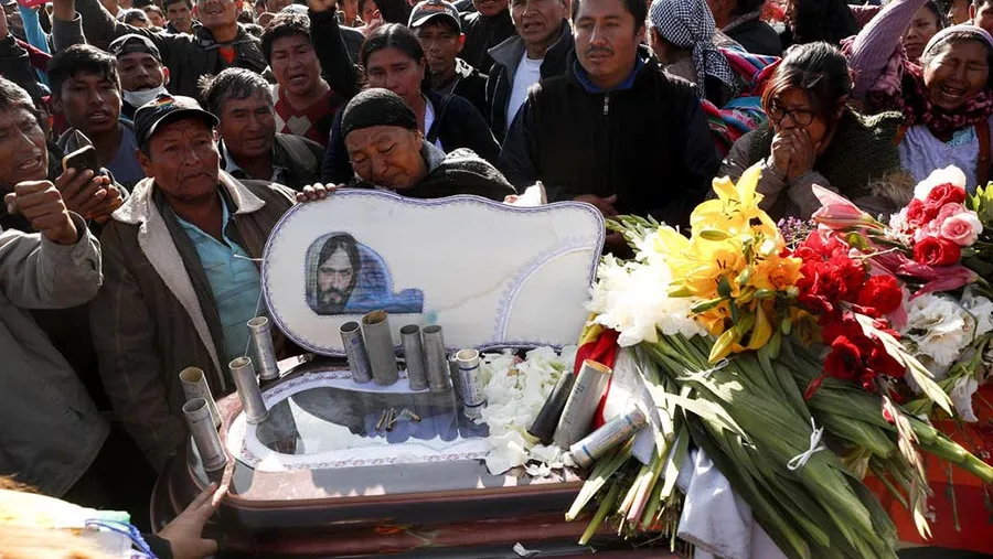Familiares y amigos asistieron, ayer, al funeral de uno de los muertos en Sacaba.