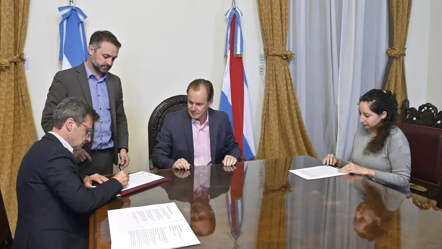 Bordet firmó los contratos para iniciar 14 obras en escuelas de distintos departamentos