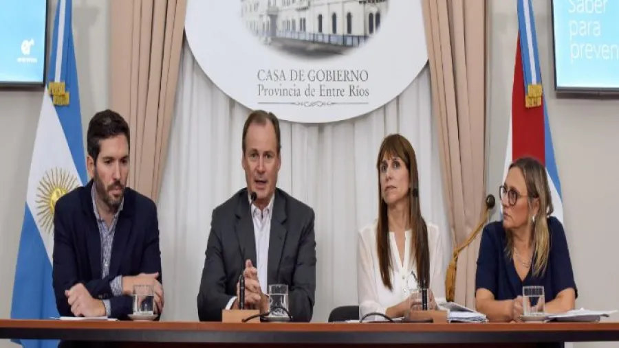 Bordet junto a funcionarios