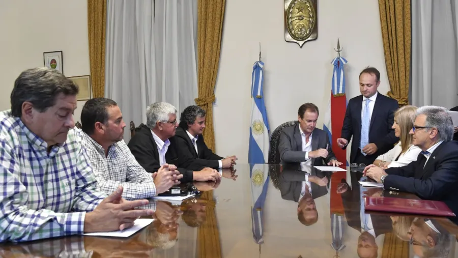 Bordet firmó contratos de obras educativas y hospitalarias