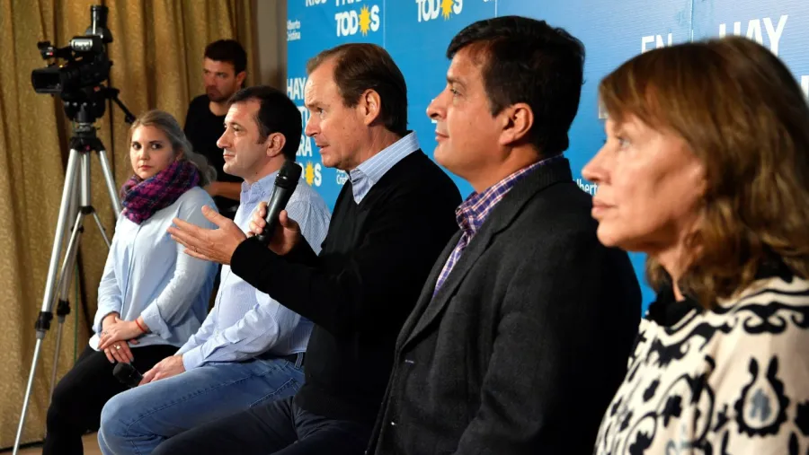 Bordet junto a los candidatos este domingo