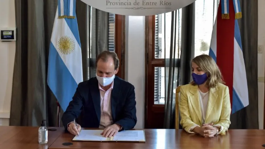 Bordet promulgó la Ley de Paridad Integral