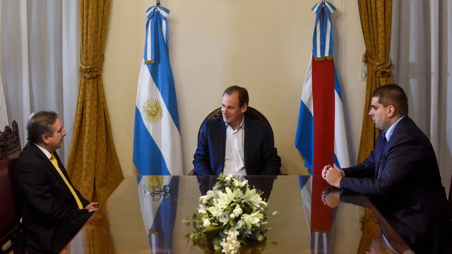 El cónsul uruguayo en Paraná le anunció al gobernador que la apertura oficial de esa sede se realizará el próximo 28 de agosto. El cónsul uruguayo en Paraná le anunció al gobernador que la apertura oficial de esa sede se realizará el próximo 28 de agosto.