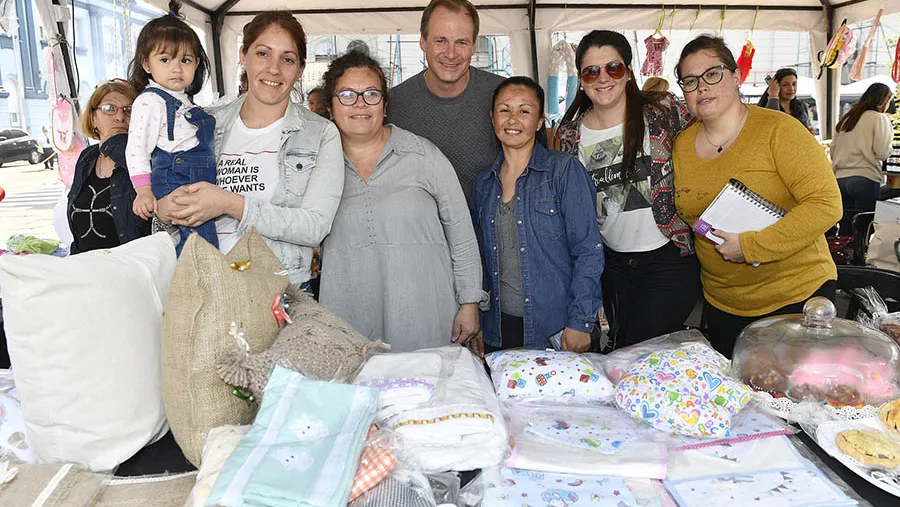 Bordet y Stratta visitaron la plaza Mansilla donde se realiza la Feria de emprendedores y se celebra también el Día del Niño y que cuenta con la participación de más de 100 emprendedoras de toda la provincia.