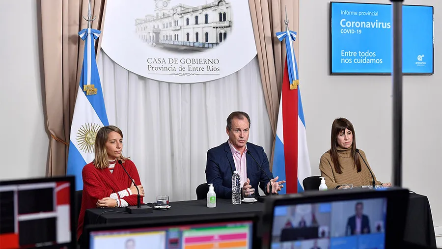 El gobernador Gustavo Bordet encabezó la conferencia de prensa virtual de hoy, acompañado por la vicegobernadora, Laura Stratta y la ministra de Salud, Sonia Velázquez. El gobernador Gustavo Bordet encabezó la conferencia de prensa virtual de hoy, acompañado por la vicegobernadora, Laura Stratta y la ministra de Salud, Sonia Velázquez.