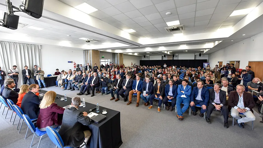 El gobernador Gustavo Bordet realizó en el Centro Provincial de Convenciones de Paraná el anuncio de un nuevo plan de obras viales, educativas y de saneamiento por 3.000 millones de pesos.