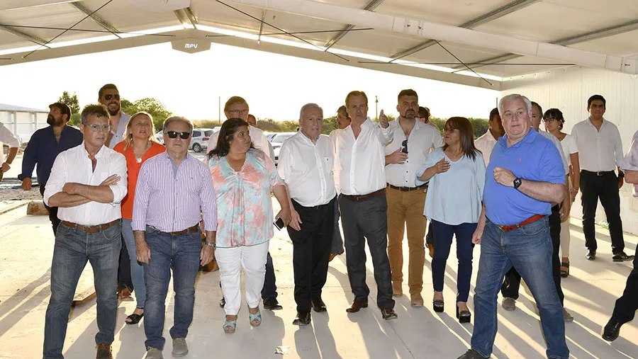Acompañado por Héctor Motta, el gobernador recorrió el Complejo Avícola de Alta Bioseguridad Cobise II que construye el grupo empresario en Conscripto Bernardi, con una inversión de 16 millones de dólares. 