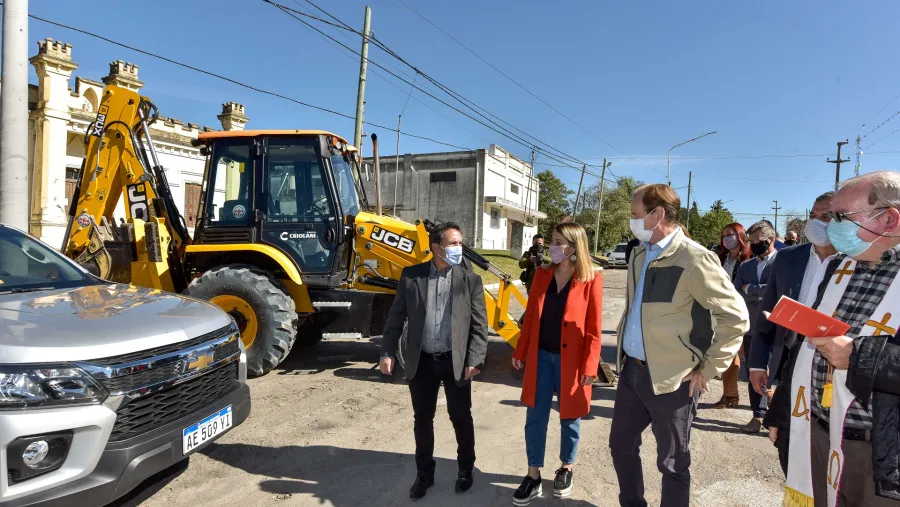 Bordet firmó el acta para iniciar la obra de acceso a Aldea Brasilera