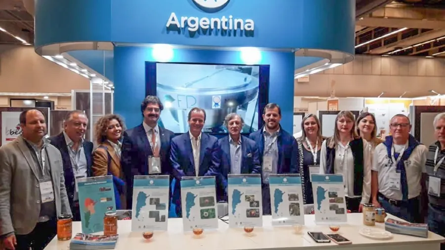 Bordet junto a productores en la feria de Canadá