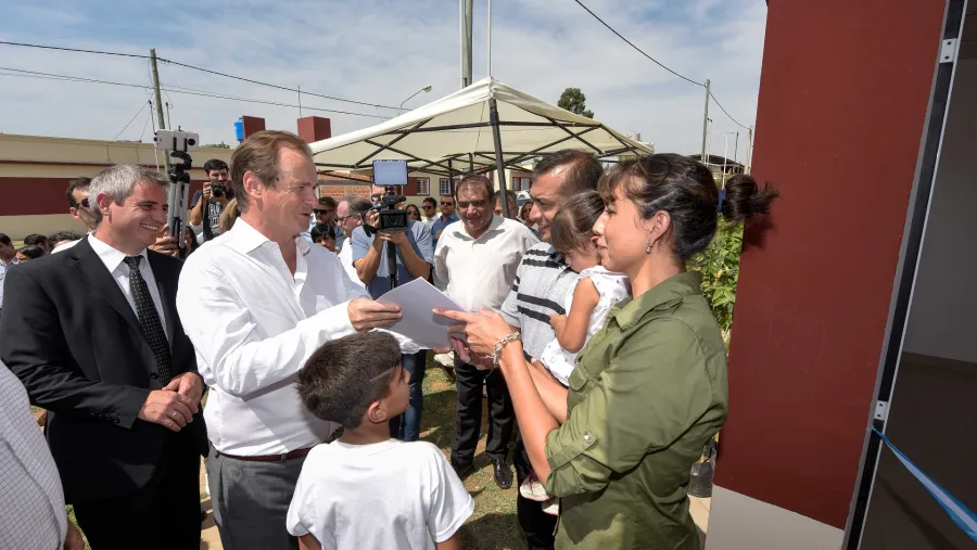 Bordet entregó viviendas en Colón