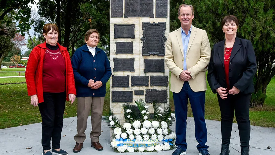 El gobernador, junto a la presidenta de la Fundación Iapser, Mariel Ávila, presidió el acto por el 136º aniversario de Aldea Santa María.