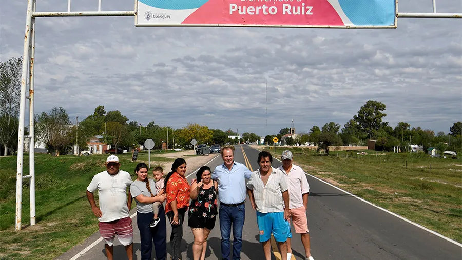 El gobernador Gustavo Bordet en su visita a Puerto Ruiz, donde también recorrió los trabajos de obras sanitarias que mejorará la calidad de vida de la población.
