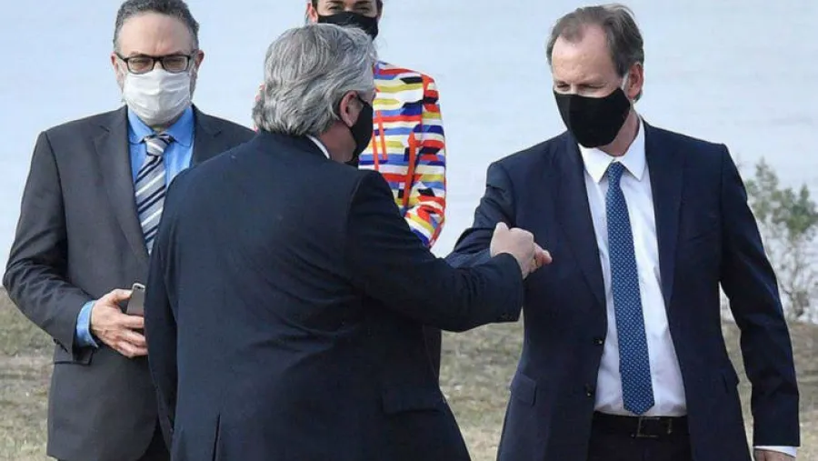 Bordet y Fernádez se saludan acto Hidrovía