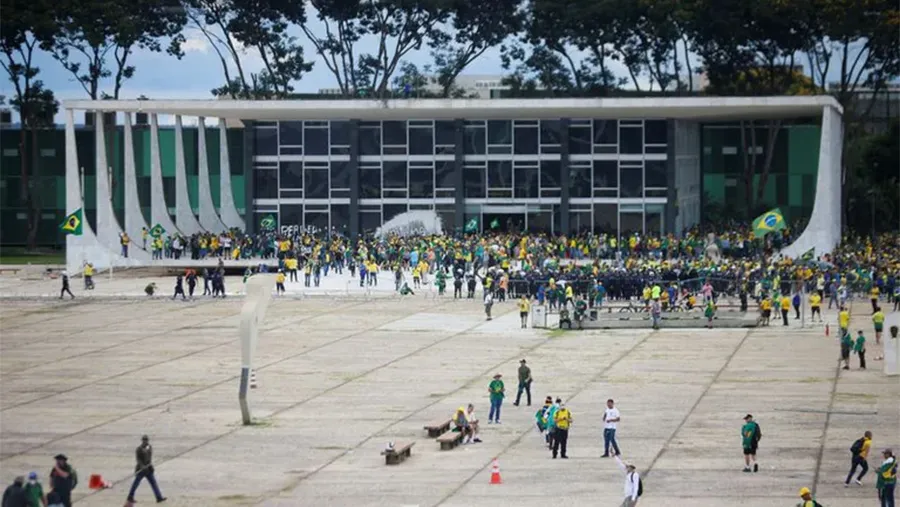 Simpatizantes del expresidente de Brasil Jair Bolsonaro irrumpen en el Palacio de Planalto durante una manifestación contra la democracia y el presidente Luiz Inacio Lula da Silva. Simpatizantes del expresidente de Brasil Jair Bolsonaro irrumpen en el Palacio de Planalto durante una manifestación contra la democracia y el presidente Luiz Inacio Lula da Silva.